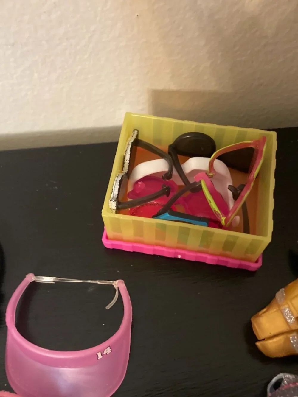 L.O.L. Surprise! Large Lot of 15 Dolls 6 Cats + Clothes Wigs Furniture & More!